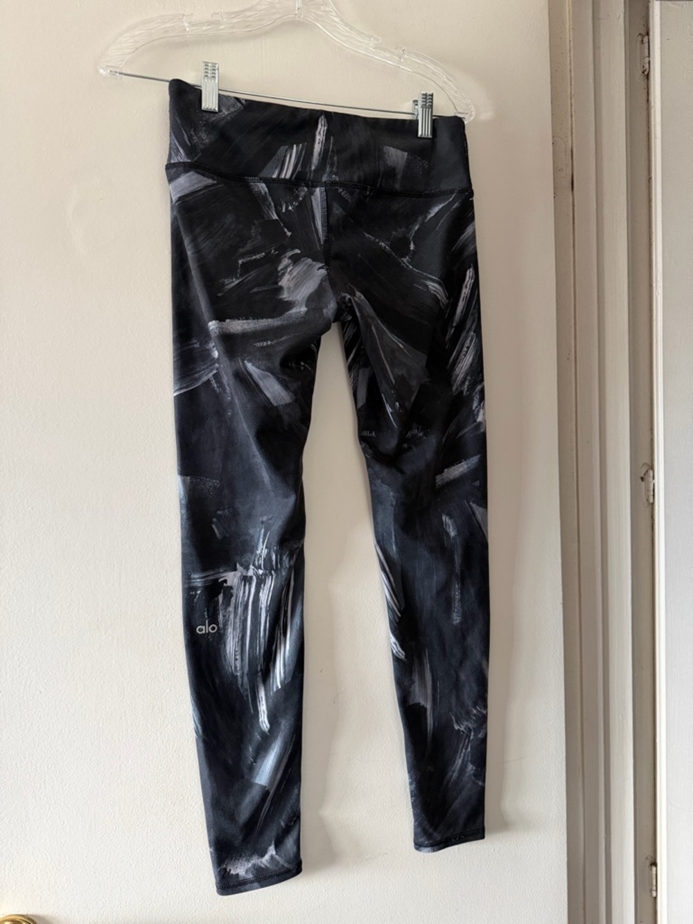 ALO Yoga Black and Grey Patterned Leggings 28”
Leggings - Picture 3 of 8